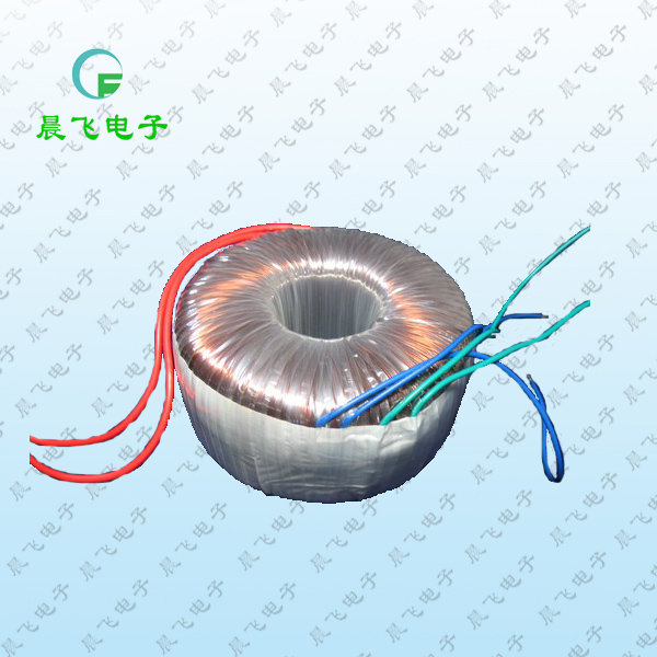环形变压器 环形变压器是电子变压器的一大类型,已广泛应用于家电设备和其它技术要求较高的电子设备中,它的主要用途是作为电源变压器和隔离变压器。环形变压器由于有优良的性能价格比,有良好的输出特性和抗干扰能力,因而它是一种有竞争力的电子变压器. 环形变压器的特点: 环形变压器的铁心是用优质冷轧硅钢片(片厚一般为0.